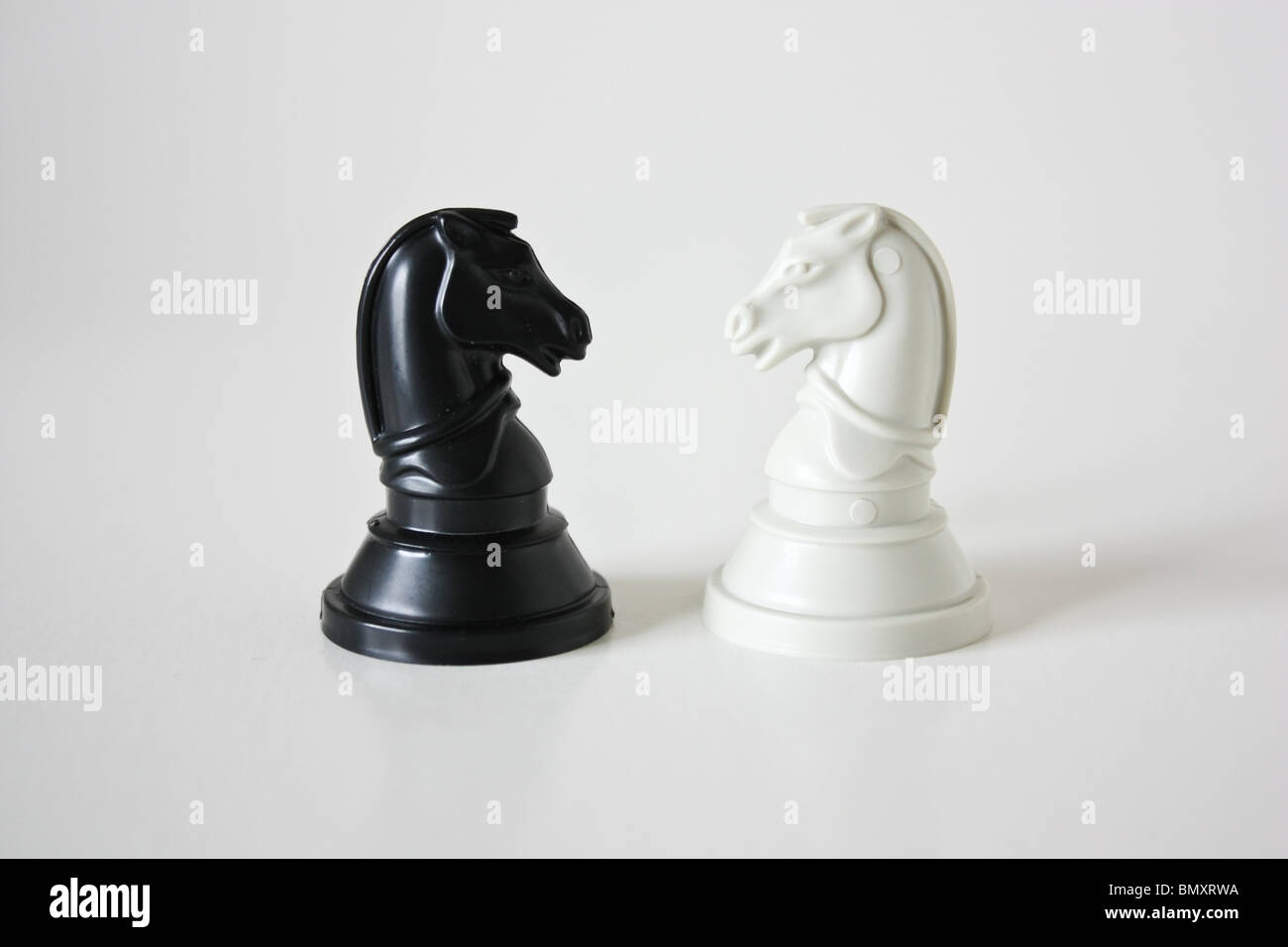 Bianco nero pezzo degli scacchi Foto Stock