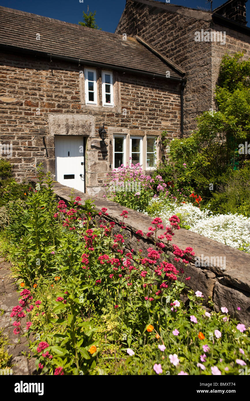 Regno Unito, Inghilterra, Derbyshire, Peak District, Hathersage, Main Street, colorato cottage gardens Foto Stock