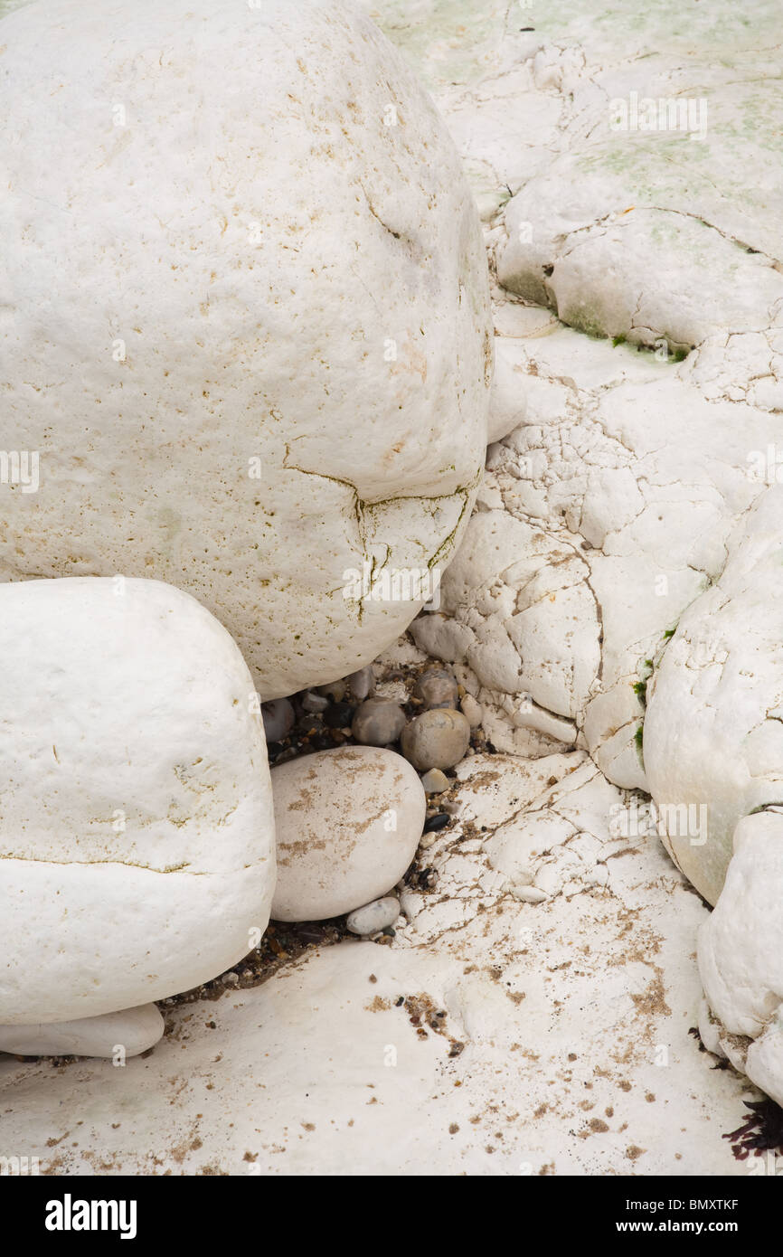 Chalk formazioni rocciose e bolders a Baia Selwicks Flamborough Head in East Yorkshire. Foto Stock