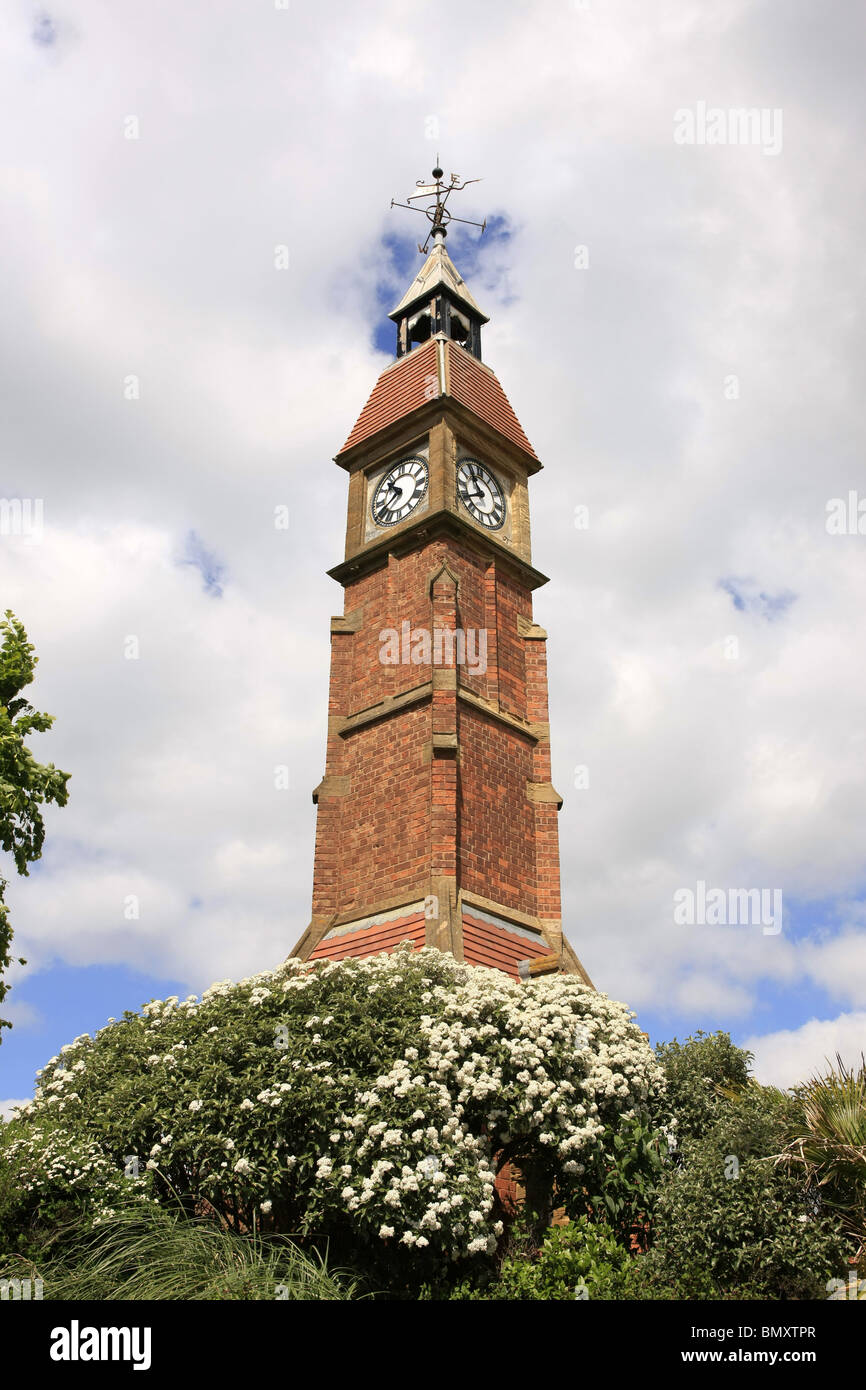 Un orologio in stile vittoriano torre in Jubilee Gardens a Seaton Devon England Foto Stock