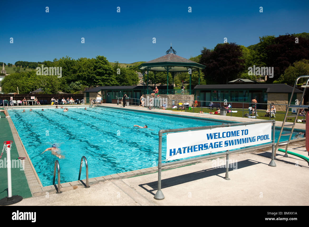 Regno Unito, Inghilterra, Derbyshire, Peak District, Hathersage, outdoor piscina pubblica in estate Foto Stock