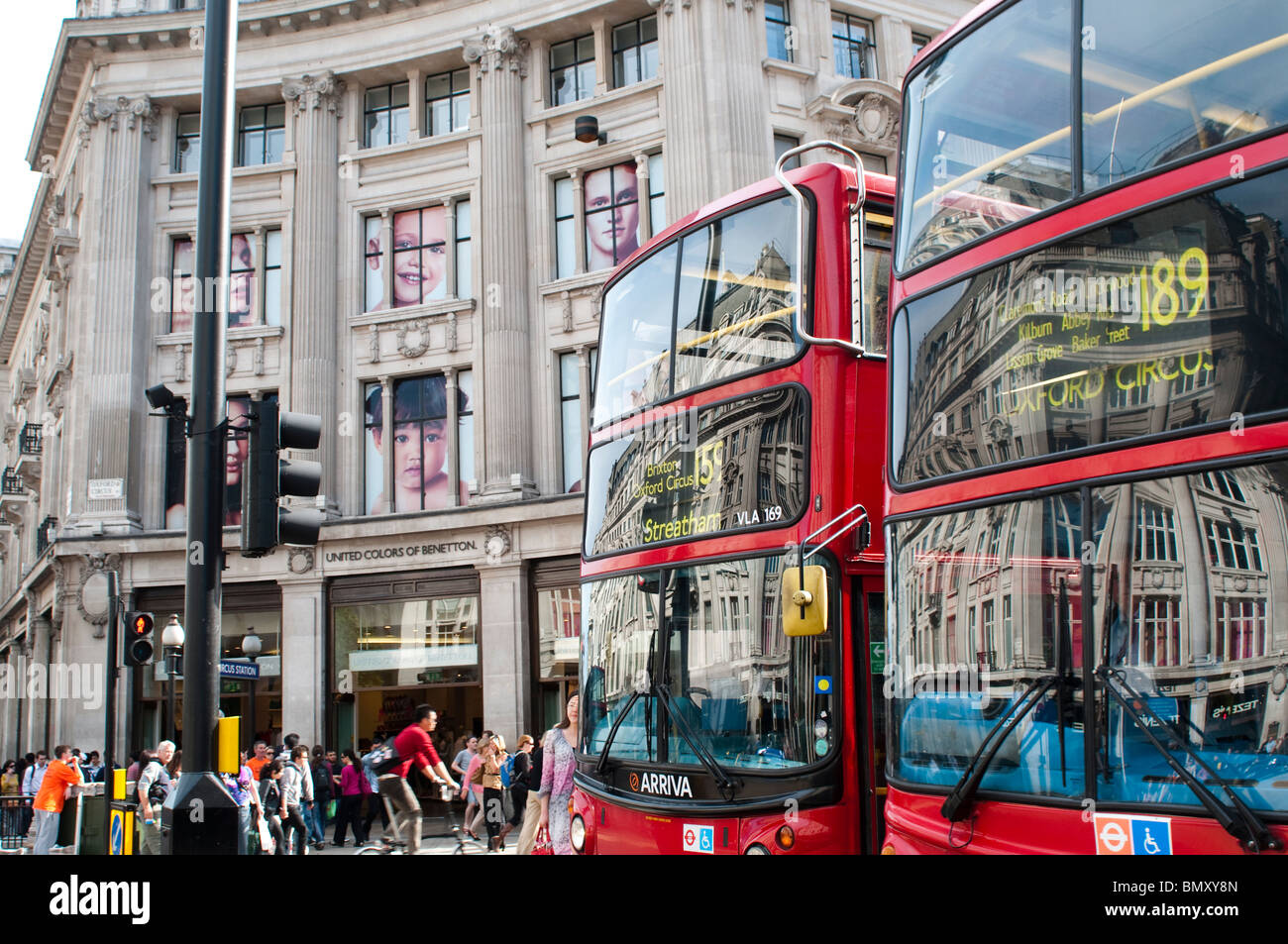 Gli autobus londinesi e United Colors of Benetton shop su Oxford Circus, London, Regno Unito Foto Stock