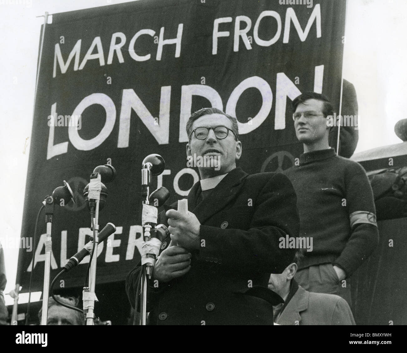 CANON JOHN COLLINS (1905-82) ecclesiastico anglicano a Trafalgar Square Campagna per il disarmo nucleare incontro nel 1961 Foto Stock