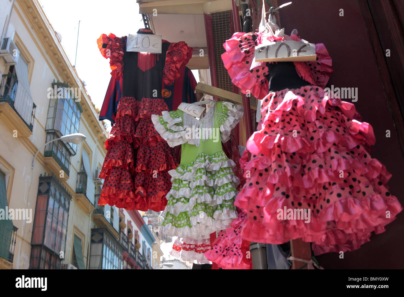 Abiti di flamenco in vendita in un negozio di souvenir vicino alla  cattedrale di Siviglia Andalusia Spagna Europa Foto stock - Alamy