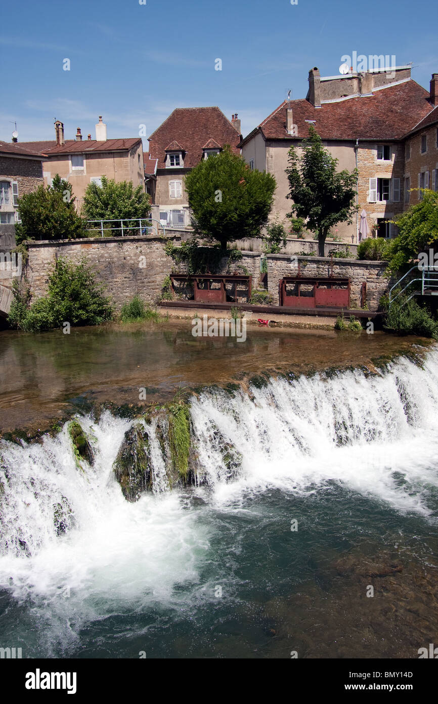Fiume case appartamenti weir veloce che scorre acqua estate Foto Stock