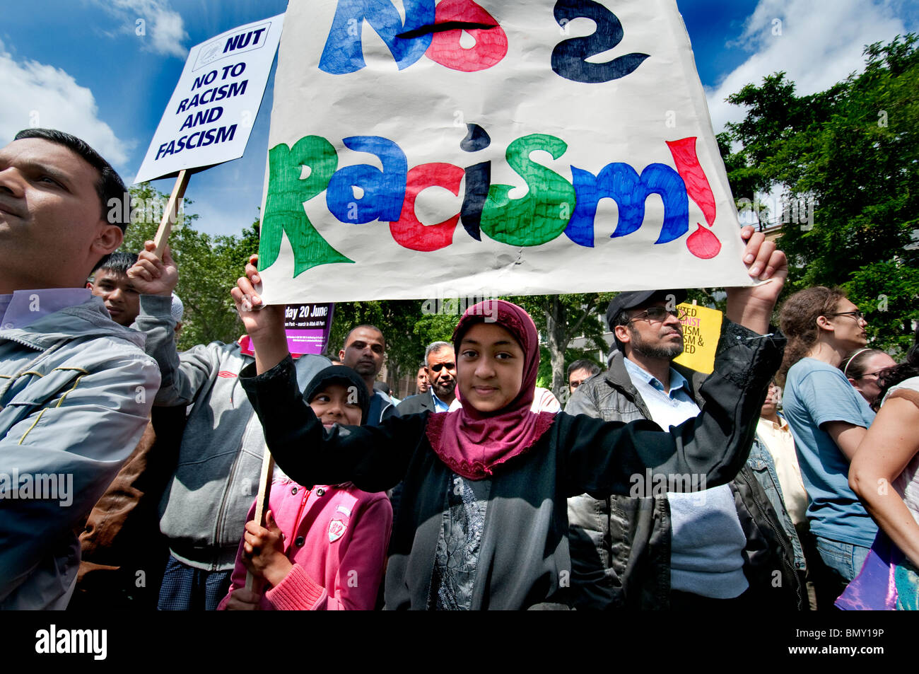 East End di Londra marzo e di protesta contro il razzismo e il fascismo. Foto Stock