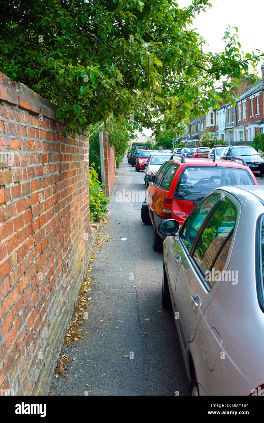 Vetture parcheggiate sul sentiero sono un ostacolo per i pedoni in Oxford. Foto Stock