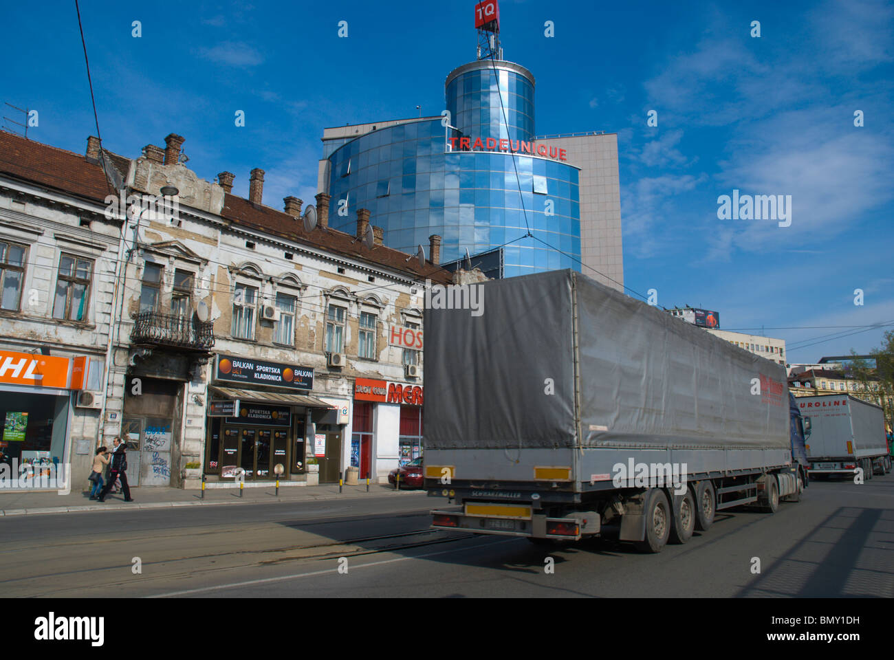 Il traffico di fronte la stazione ferroviaria principale a Belgrade Serbia Europa Foto Stock