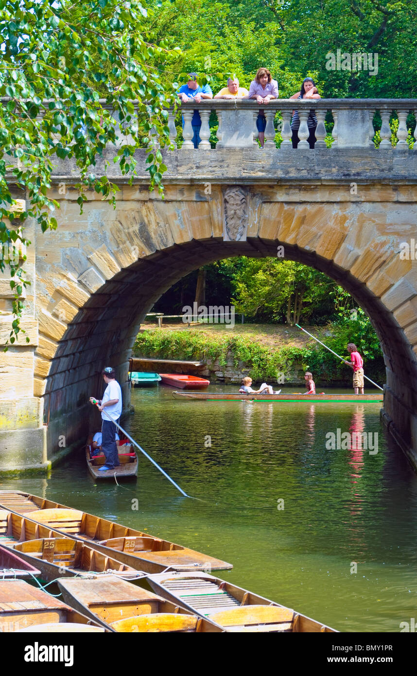 Punting sul fiume Cherwell da Magdalen Bridge, Oxford, Inghilterra Foto Stock