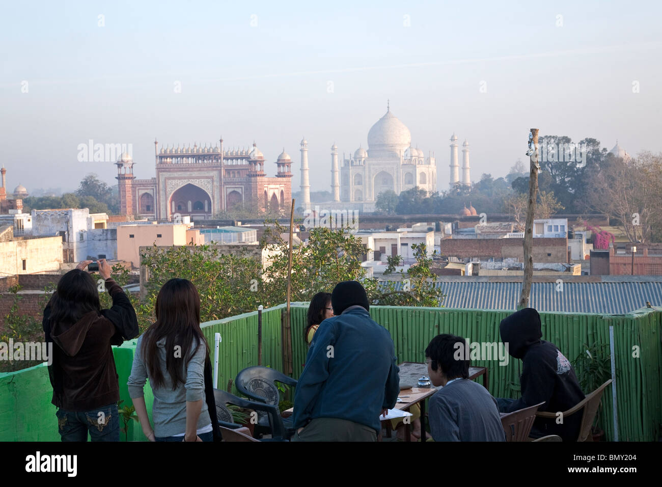 I turisti giapponesi contemplando il Taj Mahal da un ristorante sul tetto. Agra. Uttar Pradesh. India Foto Stock