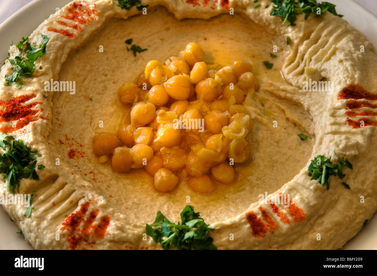 Piatto di hummus con servita in un ristorante Foto Stock