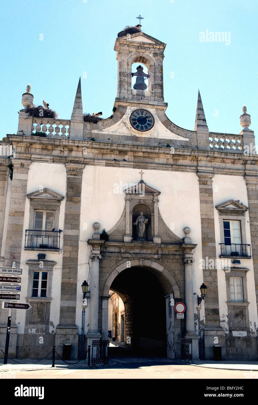 Faro dell'Arco da Vila, grande entrata per una tranquilla cittadina interna di piccole case, i musei e la cattedrale Foto Stock