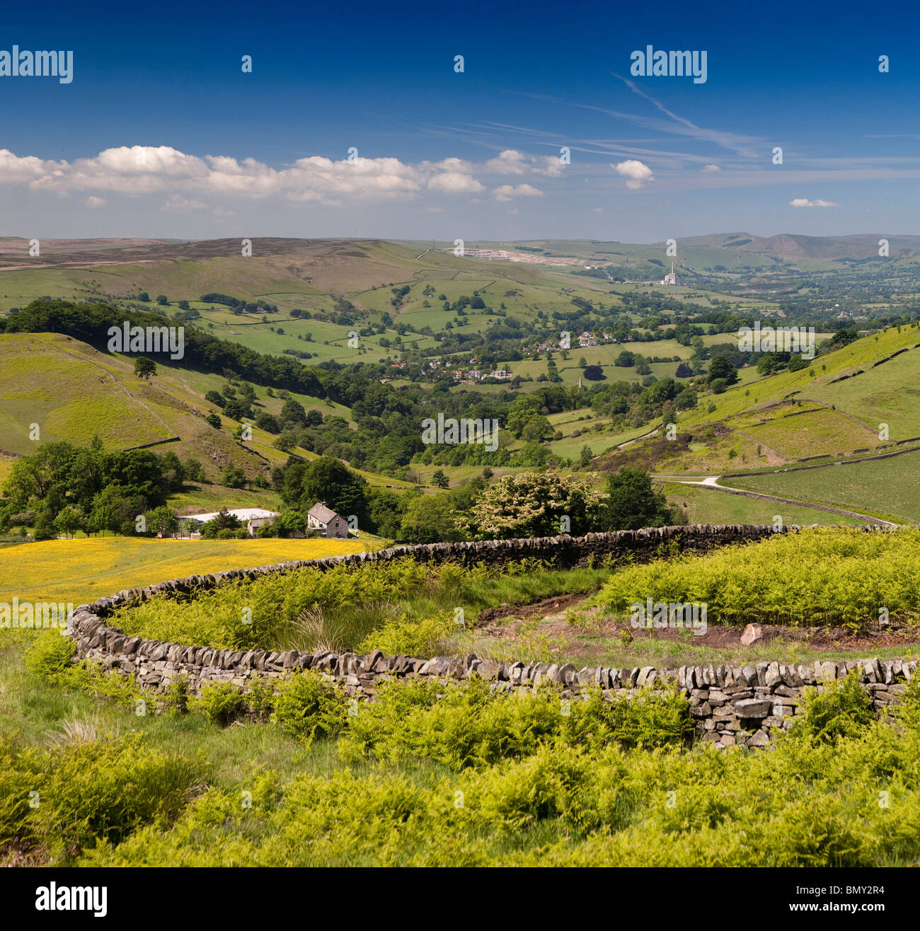 Regno Unito, Inghilterra, Derbyshire, Peak District, Hathersage, Campo Mitchell, Hope Valley oltre a secco muro di pietra Foto Stock