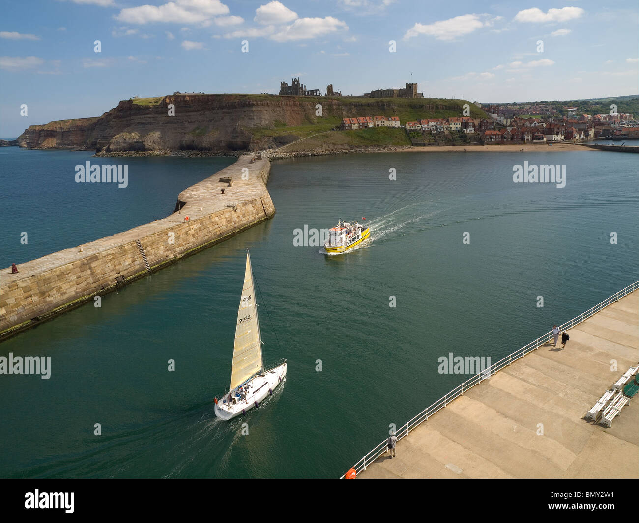 Guardando verso verso Whitby Abbey preso dalla parte superiore del faro ovest Foto Stock