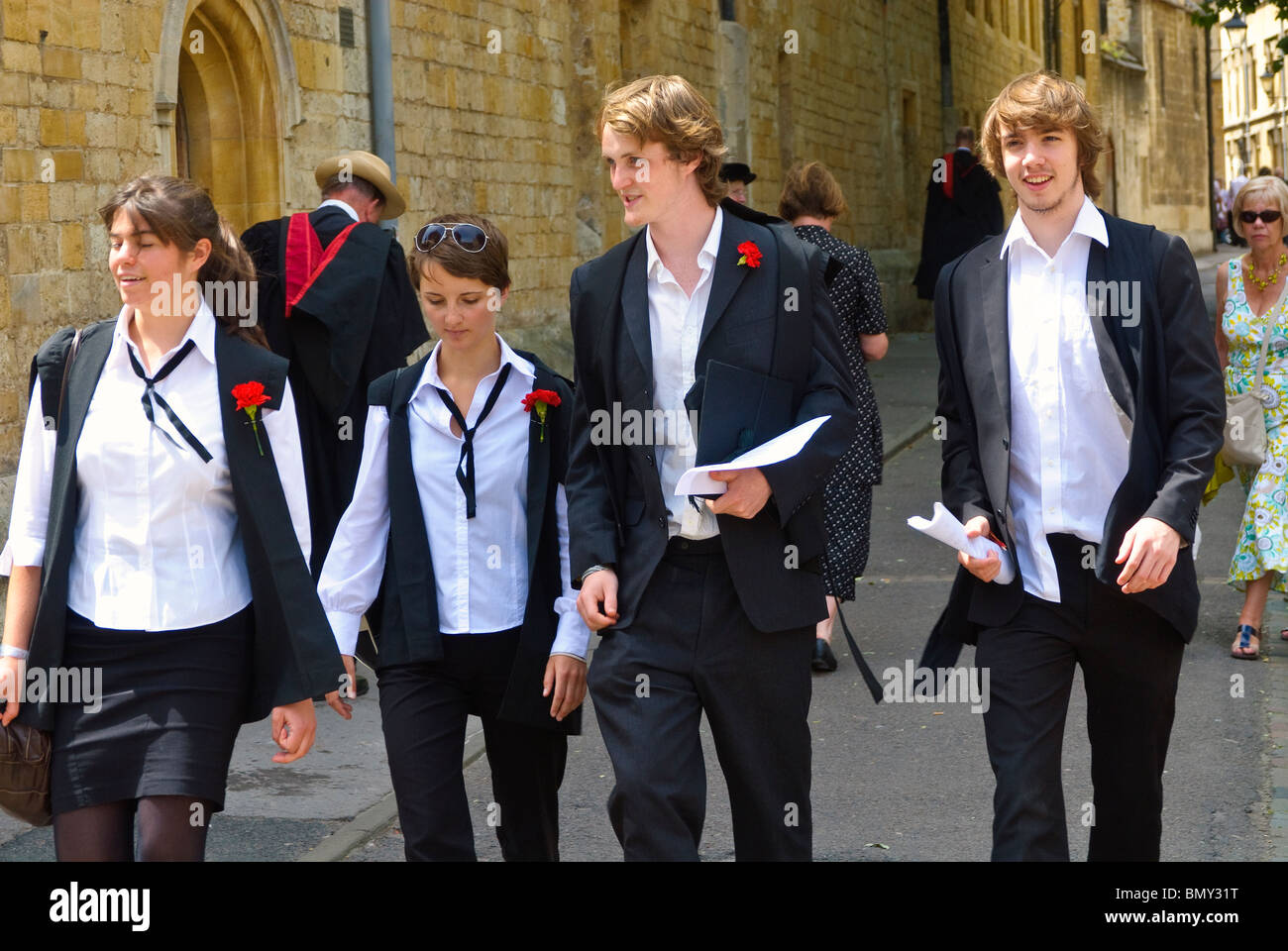 Università di Oxford gli studenti vestiti di loro formale sub abbigliamento fusc Foto Stock