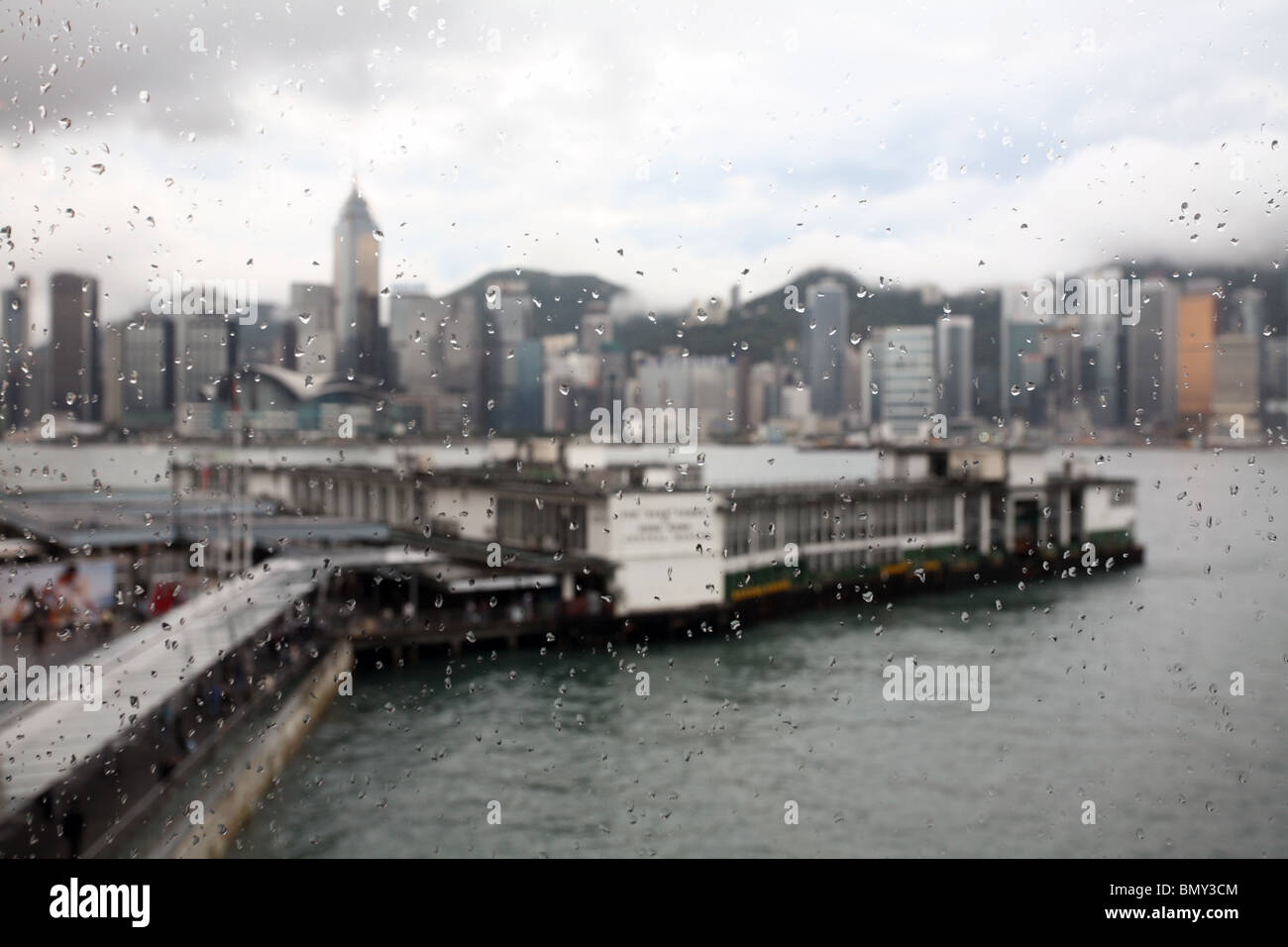 Il porto e l'Isola di Hong Kong visto attraverso la pioggia, Cina Foto Stock