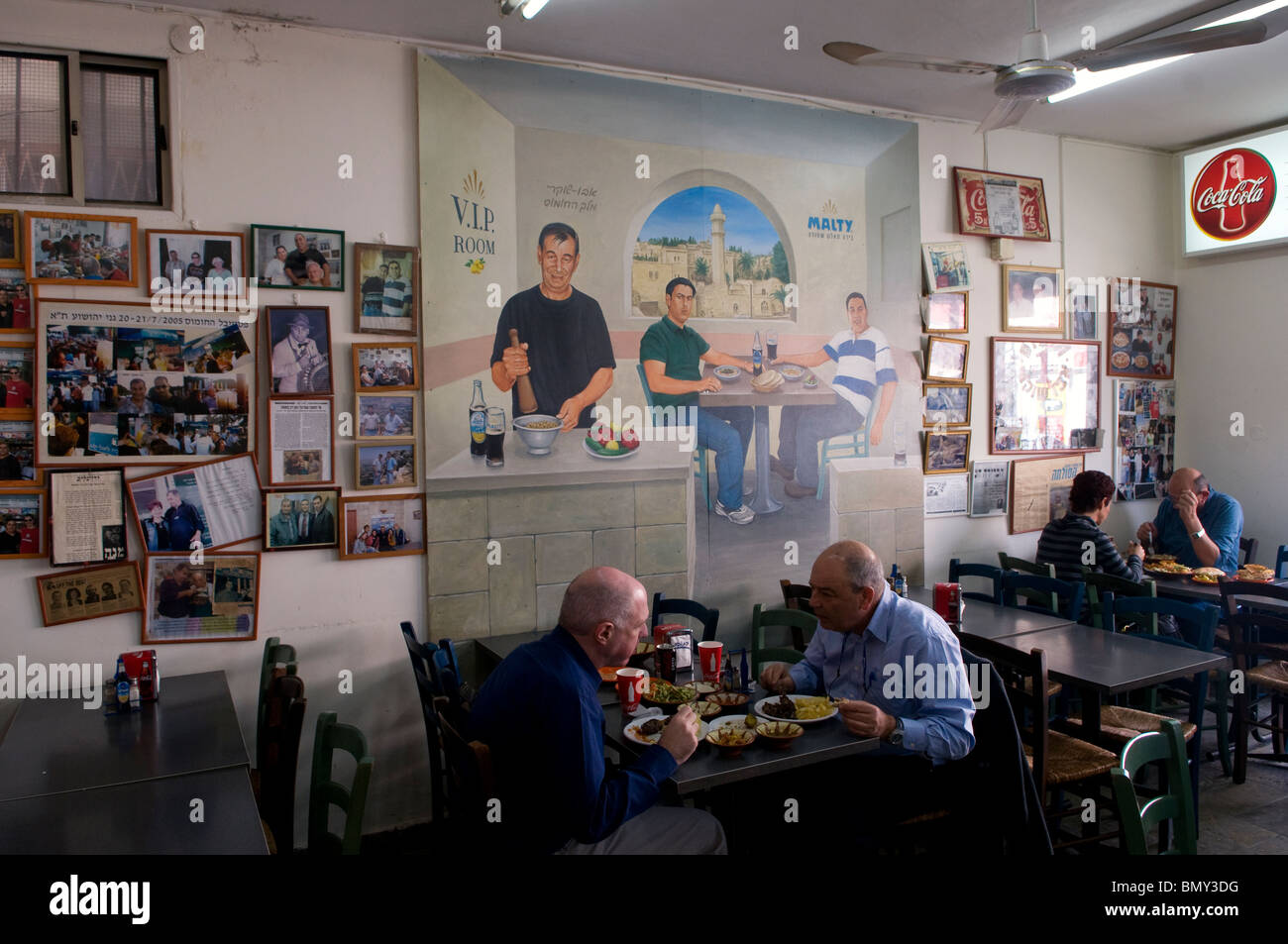 Persone che mangiano Hummus nel ristorante Abu Shukri ad Abu Gosh o nel consiglio locale arabo-israeliano di Abu Ghosh vicino a Gerusalemme Israele Foto Stock