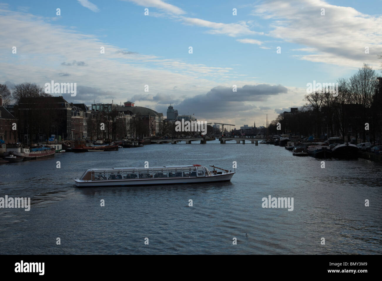 La barca turistica sul fiume Amstel Amsterdam Foto Stock