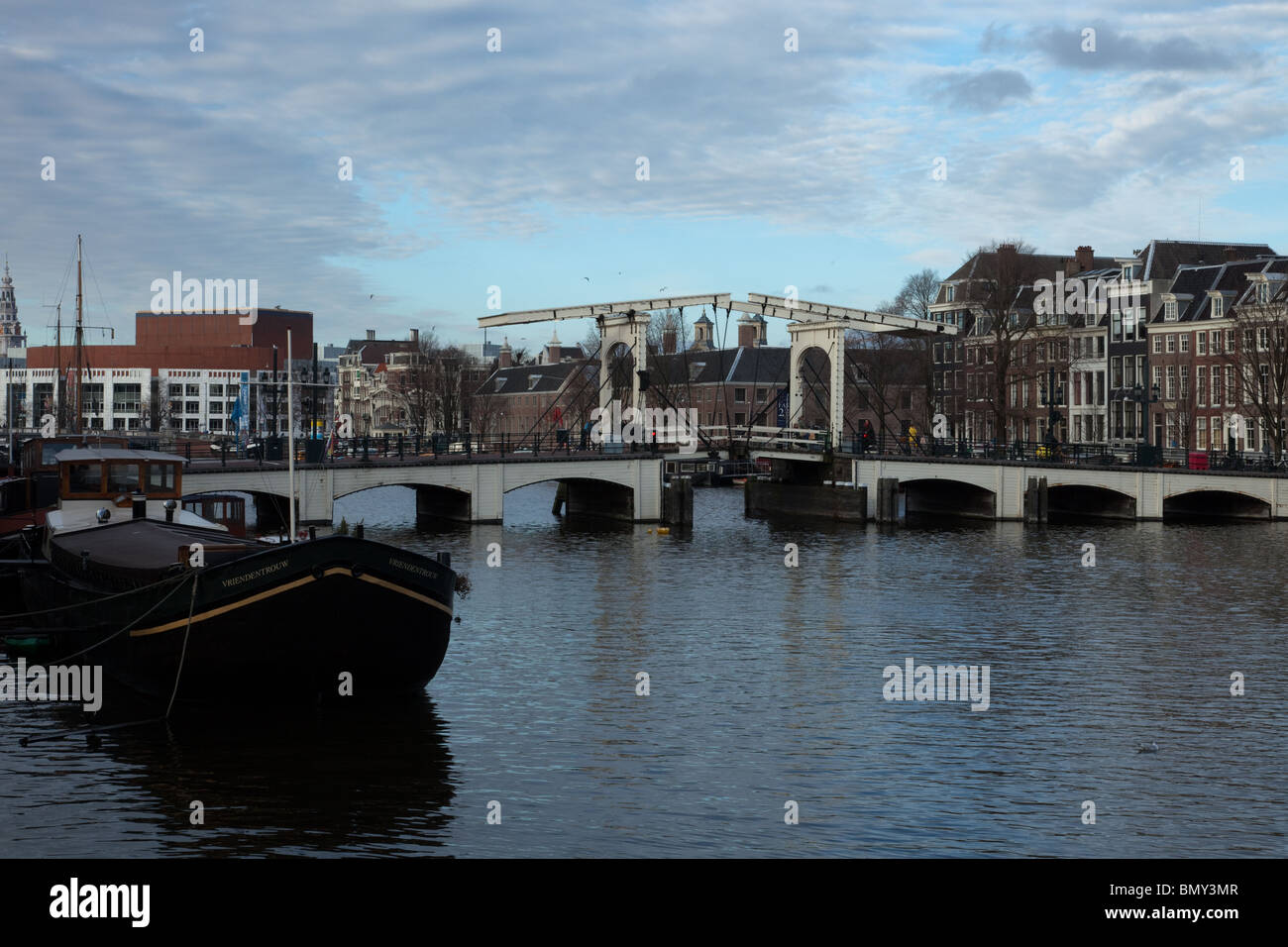 Il Magerebrug (Skinny) ponte sul fiume Amstel. Amsterdam Paesi Bassi Foto Stock