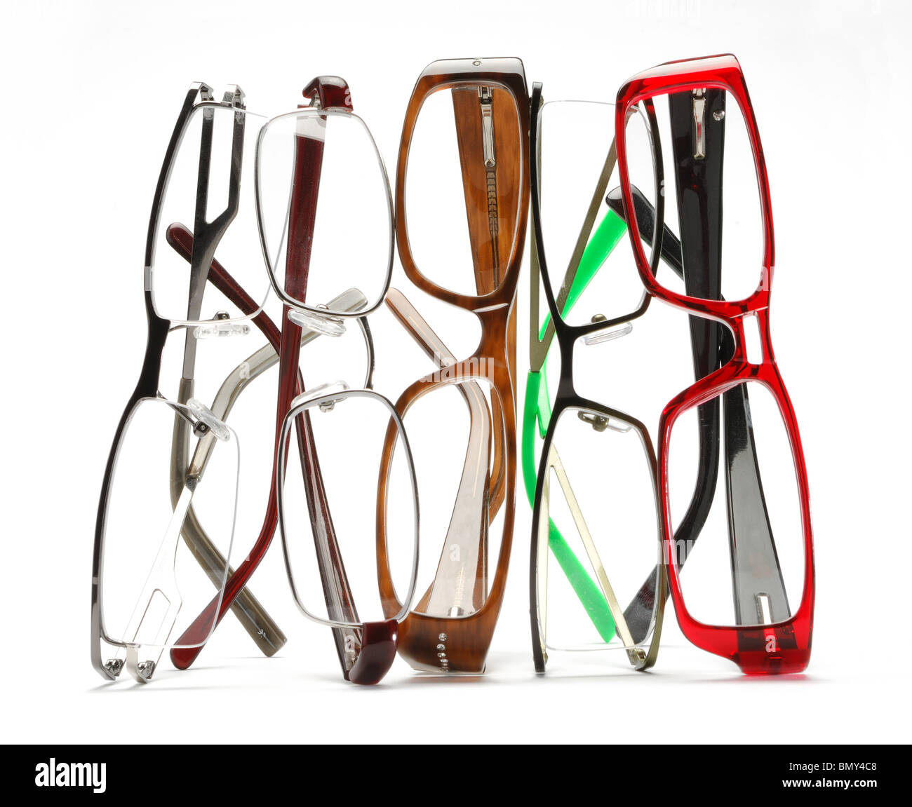 Una pila di coloratissimi occhiali su sfondo bianco Foto Stock