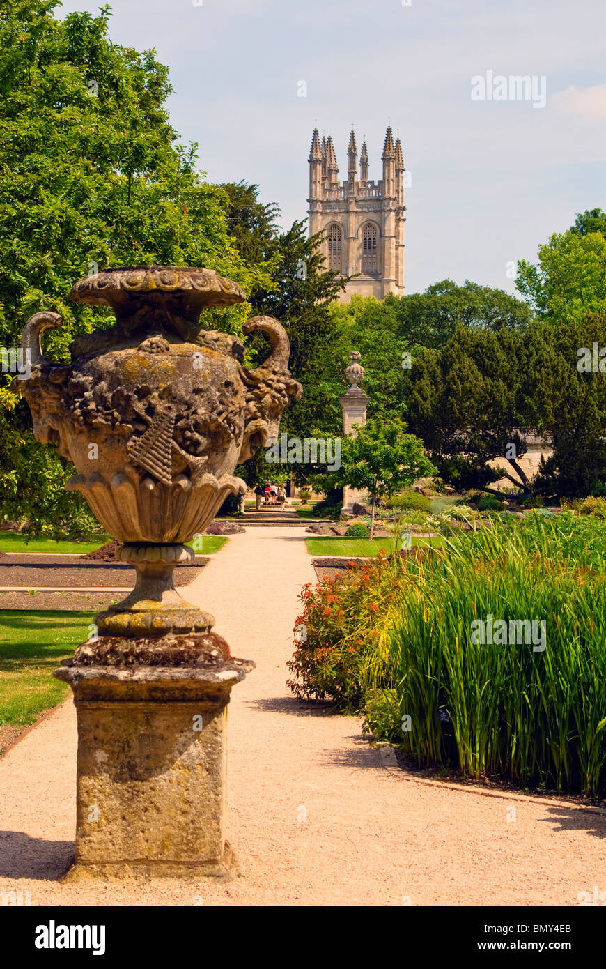 I Giardini Botanici, Oxford, Inghilterra, con la torre di Magdalen College in background Foto Stock