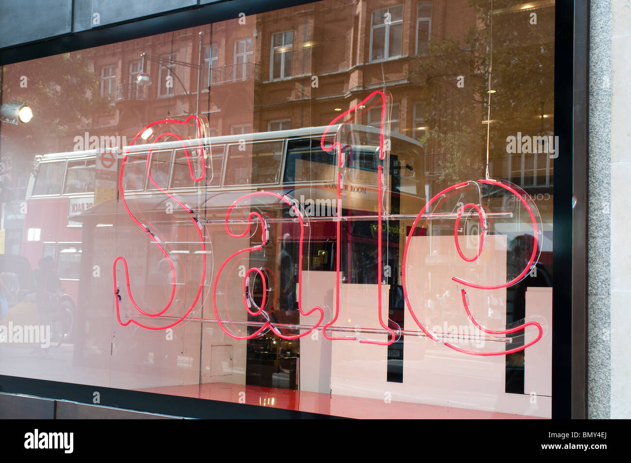 Vendita insegna al neon su vuoto vetrina su Oxford Street, London, Regno Unito Foto Stock