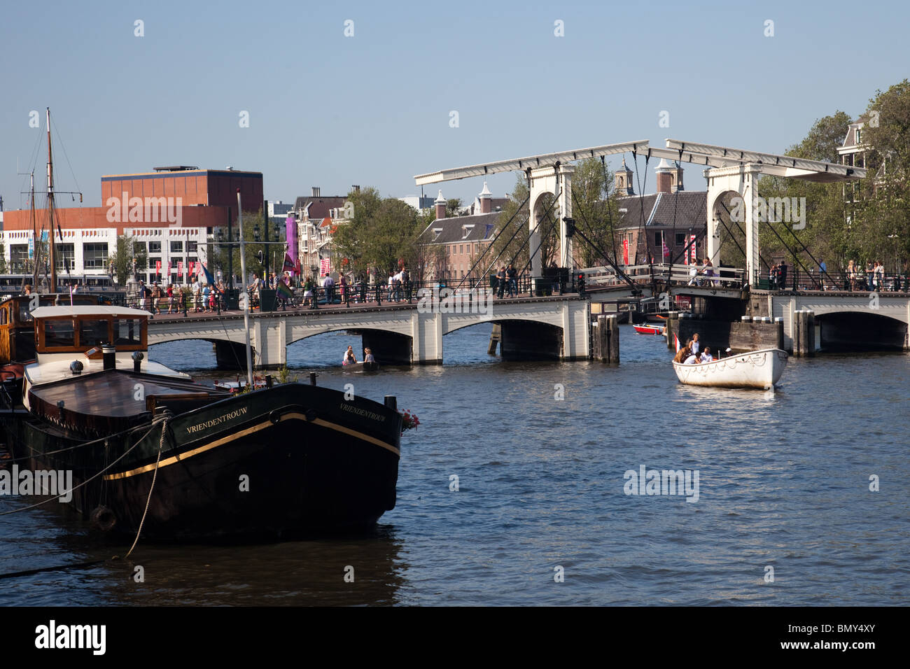 Ponte girevole sul fiume fiume Amstel di Amsterdam Foto Stock