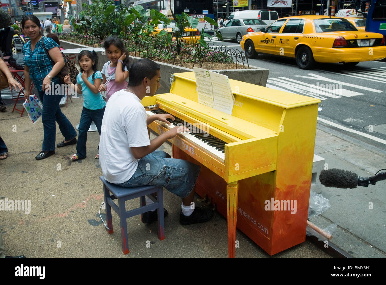 Come parte del progetto di arte pubblica, "Play Me, io sono la vostra" Un pianoforte è visto istituito in Times Square a New York Foto Stock
