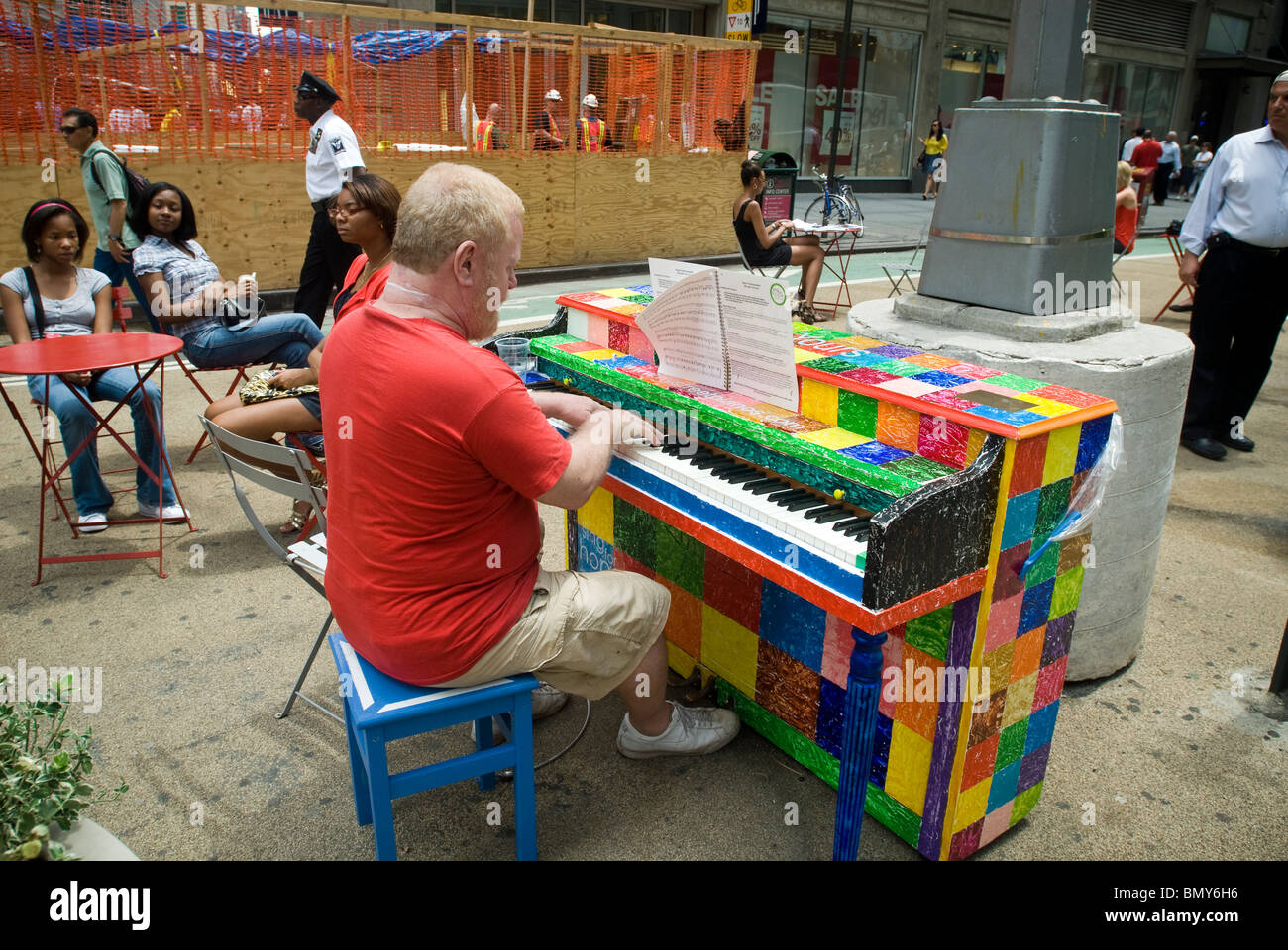 Come parte del progetto di arte pubblica, "Play Me, io sono la vostra" Un pianoforte è visto istituito in Times Square a New York Foto Stock