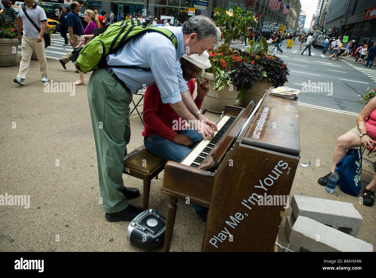 Come parte del progetto di arte pubblica, "Play Me, io sono la vostra" Un pianoforte è visto istituito in Greeley Square a New York Foto Stock