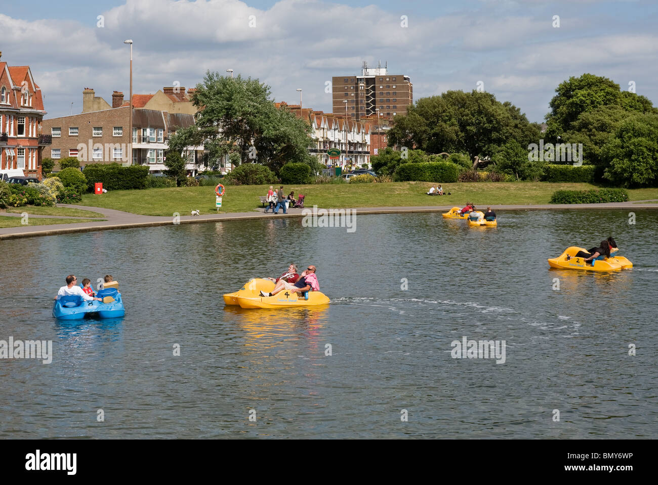 Pedalò sul Parco Mewsbrook lago in barca in Littlehampton nel West Sussex. Foto di Gordon Scammell Foto Stock