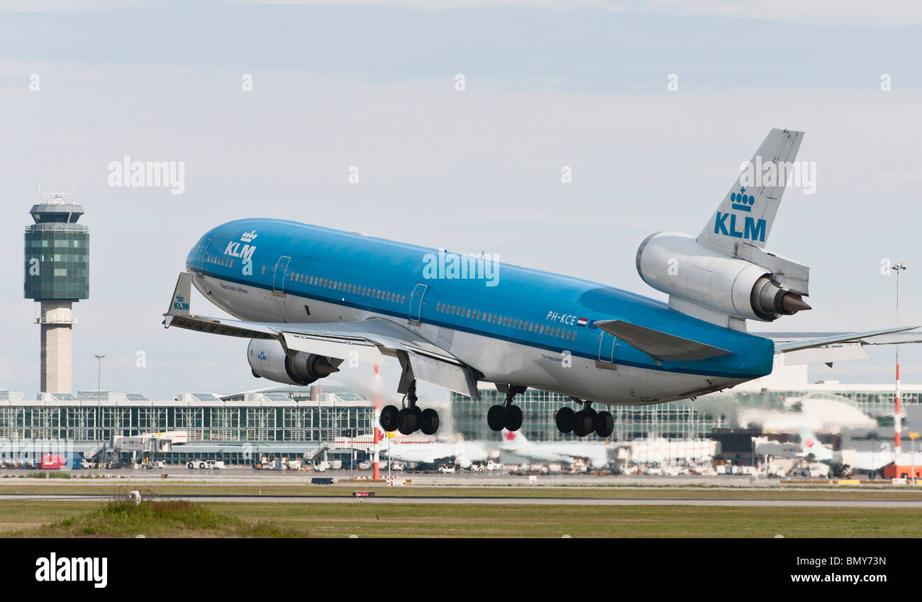 Un (KLM Royal Dutch Airlines) McDonnell Douglas MD-11 aereo jet atterraggio all'Aeroporto Internazionale di Vancouver (YVR). Foto Stock
