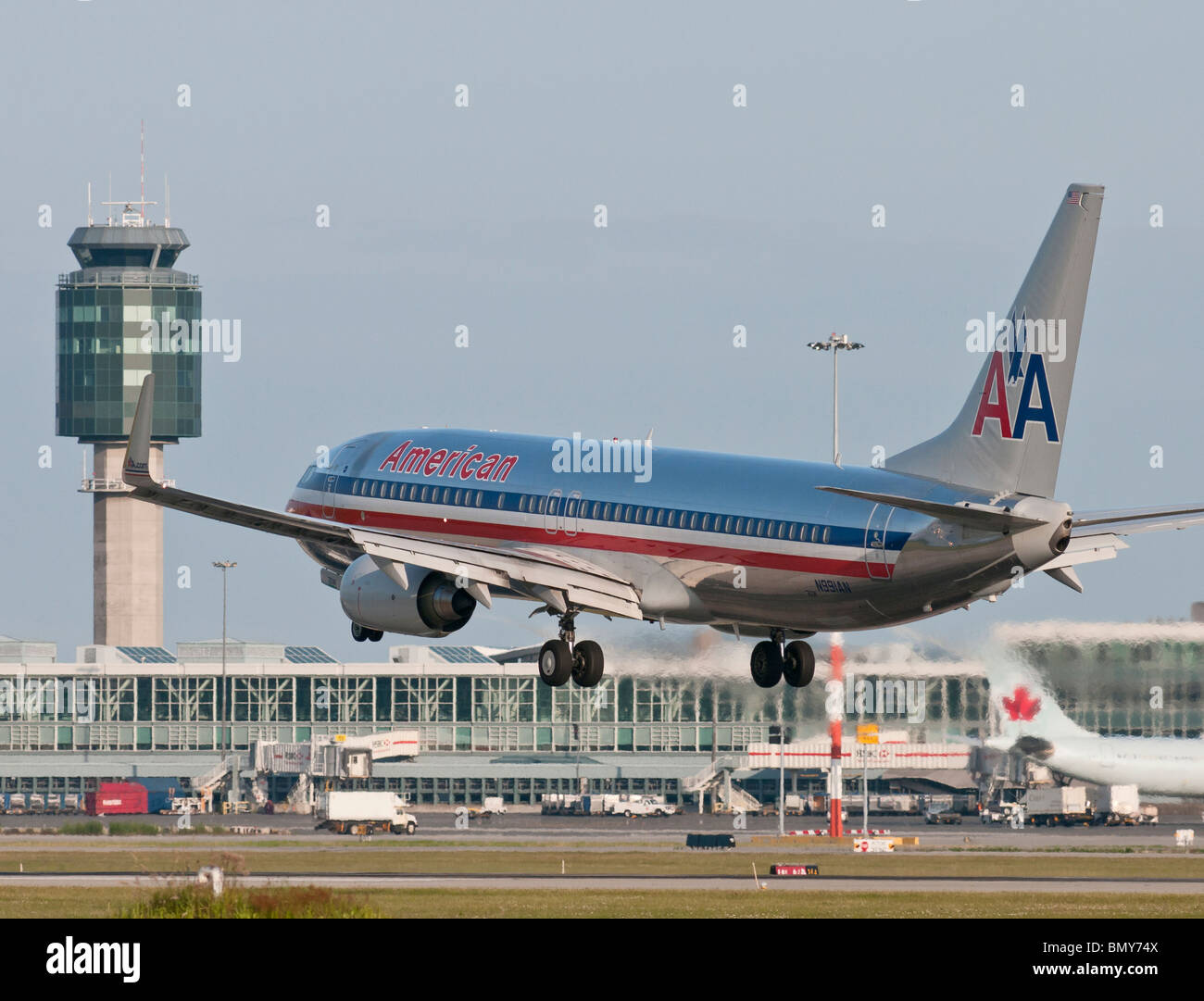 Un American Airlines Boeing 737-823 aereo jet atterraggio all'Aeroporto Internazionale di Vancouver (YVR). Foto Stock Un American Airlines Boeing 737-823 aereo jet atterraggio all'Aeroporto Internazionale di Vancouver (YVR). Foto Stock