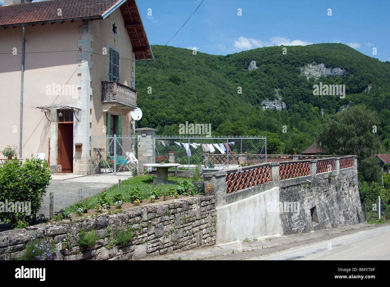 Casa moderna village campagna montagne della foresta Foto Stock