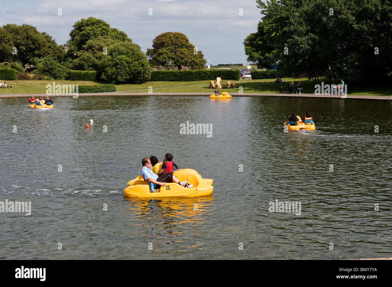 Pedalò sul Parco Mewsbrook lago in barca in Littlehampton nel West Sussex. Foto di Gordon Scammell Foto Stock