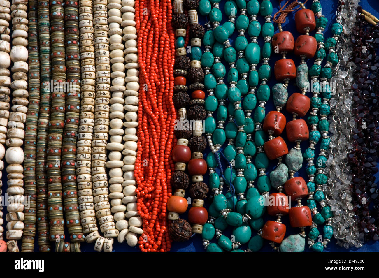 Collane e Mala cordoni di osso, shell, il corallo rosso, turchese, e altri  materiali per la vendita in Durbar Square, Kathmandu, Nepal Foto stock -  Alamy