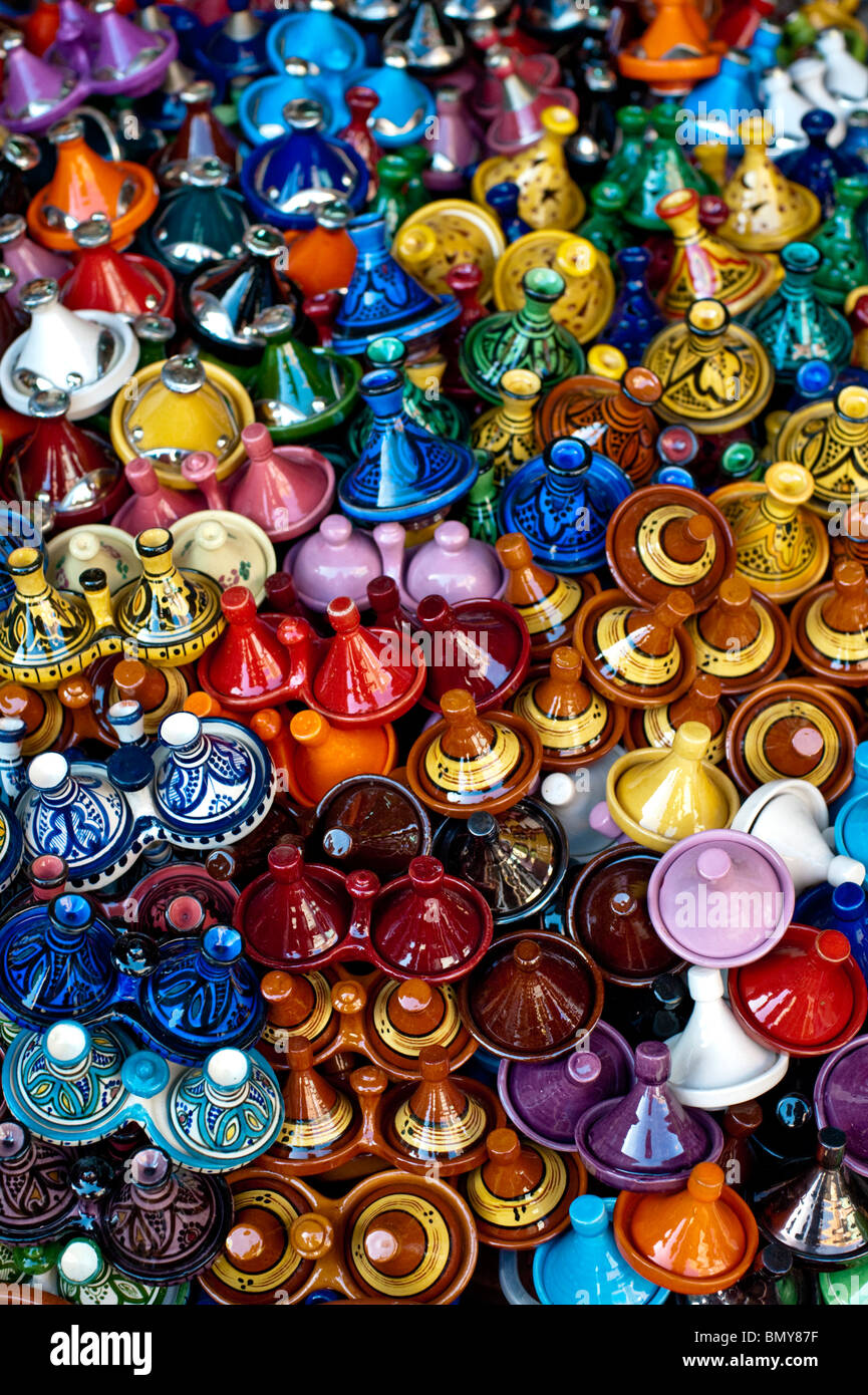 Un intero mazzo di Tagine di pentole in vendita in un mercato in stallo a Marrakesh. Foto Stock