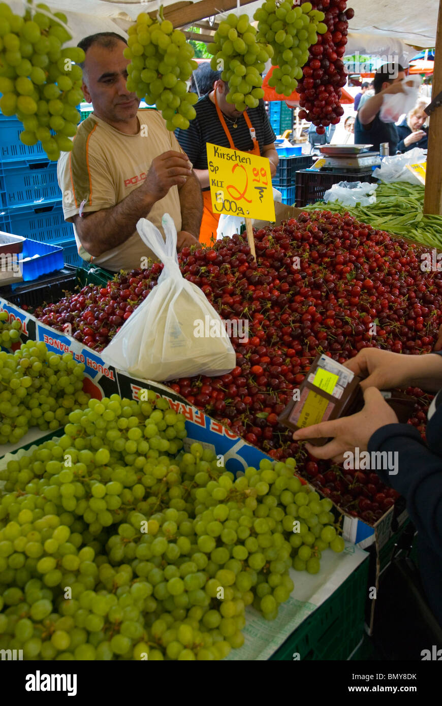 Frutta Türkenmarkt stallo il mercato turco kreuzberg Berlino ovest Germania Europa Foto Stock