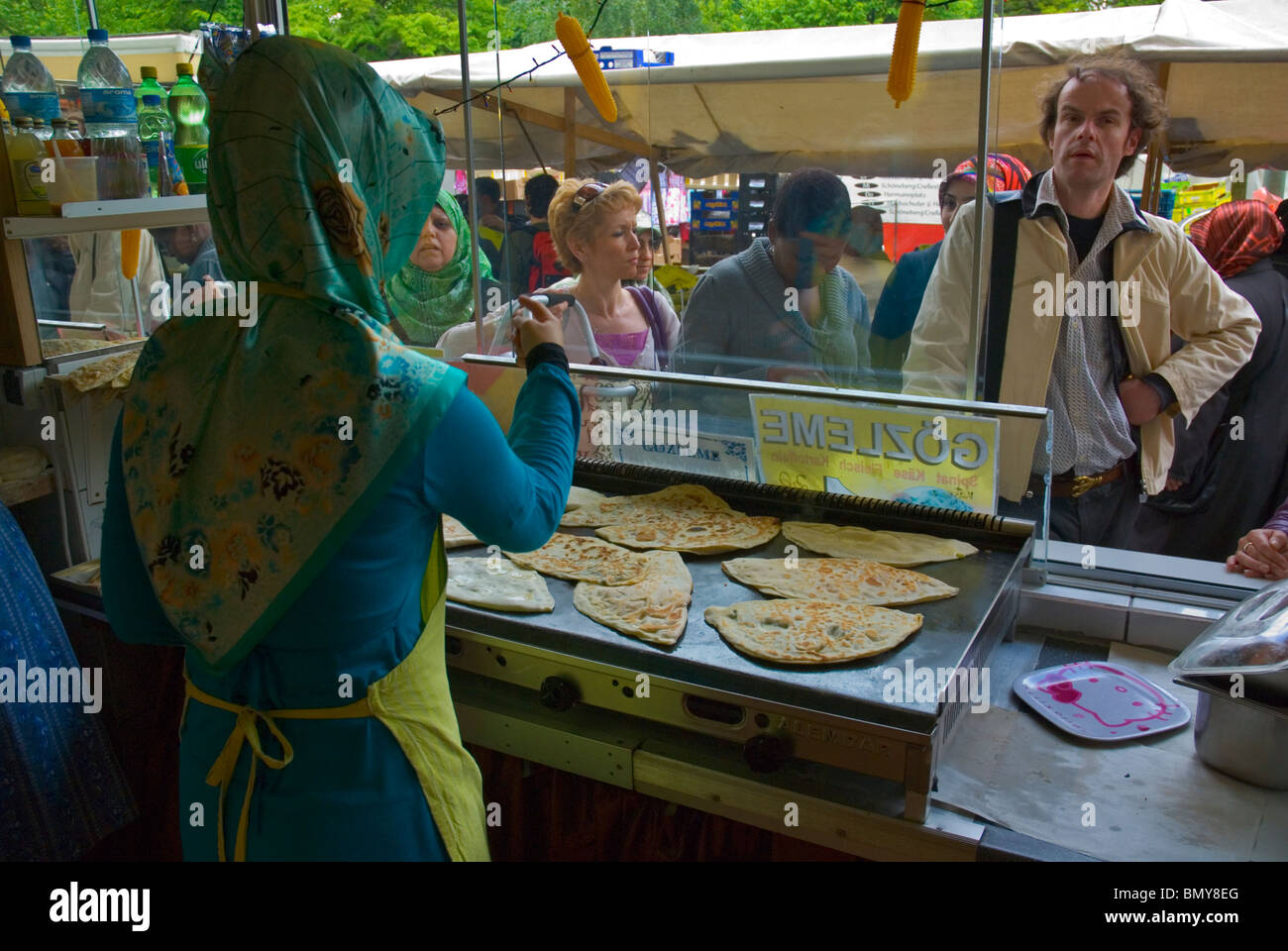 Gözleme (pancake) Türkenmarkt stallo il mercato turco kreuzberg Berlino ovest Germania Europa Foto Stock