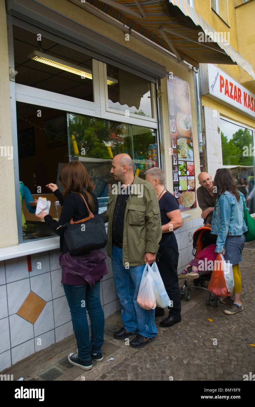 Gözleme (pancake) Türkenmarkt stallo il mercato turco kreuzberg Berlino ovest Germania Europa Foto Stock