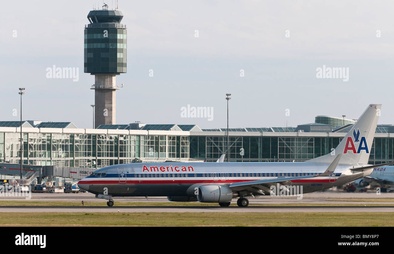 Un American Airlines Boeing 737-823 aereo jet atterraggio all'Aeroporto Internazionale di Vancouver (YVR). L'aeroporto dell'edificio del terminal. Foto Stock Un American Airlines Boeing 737-823 aereo jet atterraggio all'Aeroporto Internazionale di Vancouver (YVR). L'aeroporto dell'edificio del terminal. Foto Stock