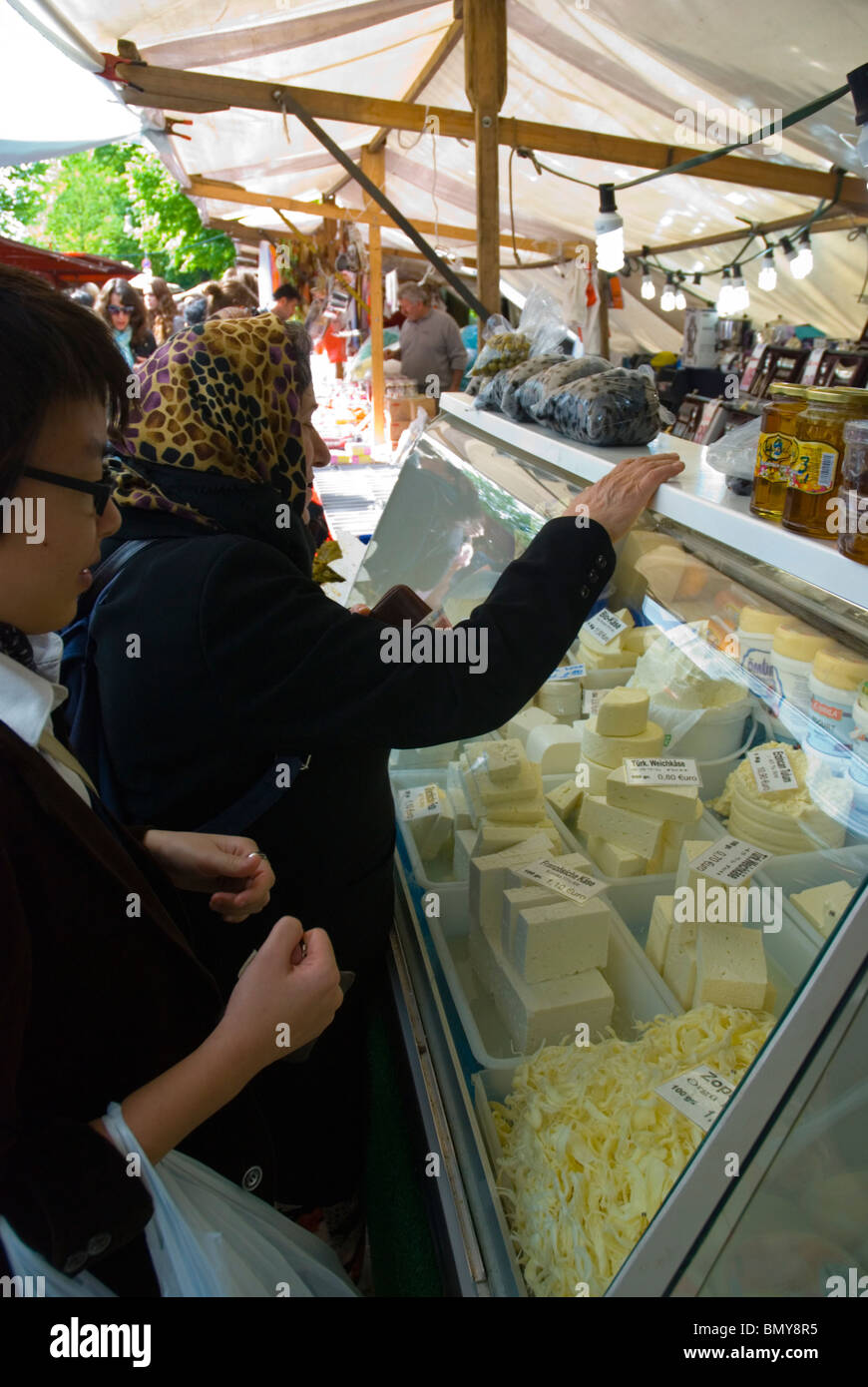 Formaggio Türkenmarkt stallo il mercato turco kreuzberg Berlino ovest Germania Europa Foto Stock