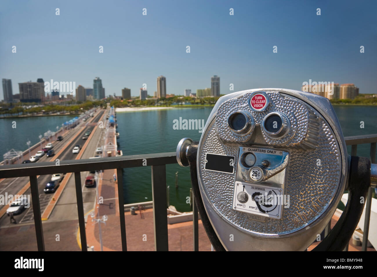 A Gettone Binocolo sulla sommità del molo edificio terrazza, San Pietroburgo, Florida, Stati Uniti d'America Foto Stock