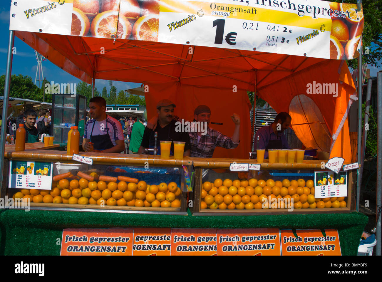 Appena premuto il succo d'arancia stand Mauerpark mercato delle pulci Mitte Berlino Germania Eurore Foto Stock