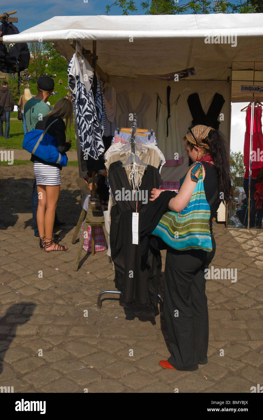 Donne nella sua 20s Mauerpark mercato delle pulci Mitte Berlino Germania Eurore Foto Stock