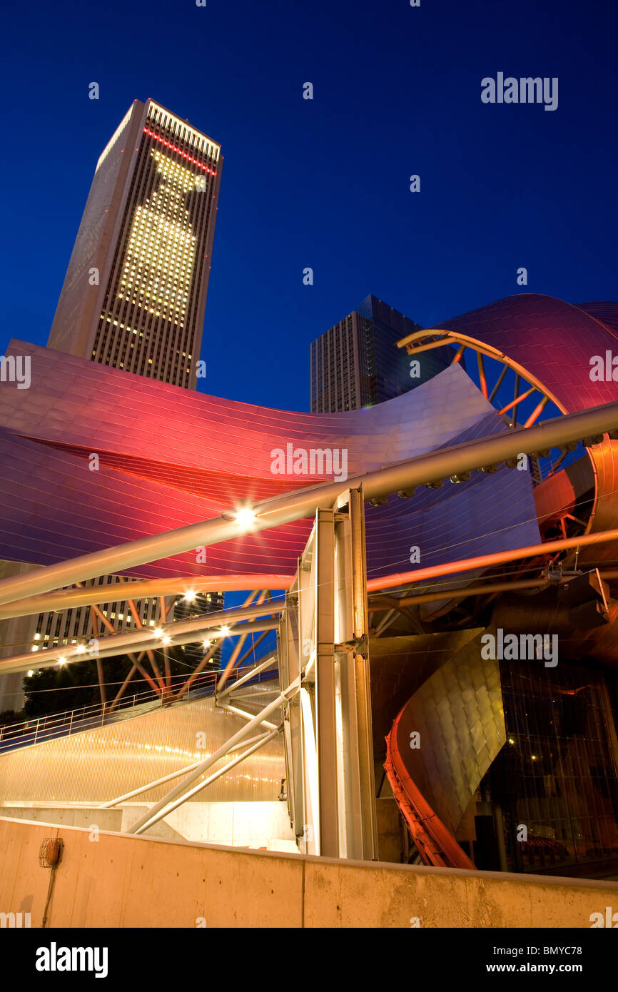 Pritzker padiglione musicale e centro di Aon grattacielo con immagine della tazza di Stanley, Chicago, Illinois Foto Stock