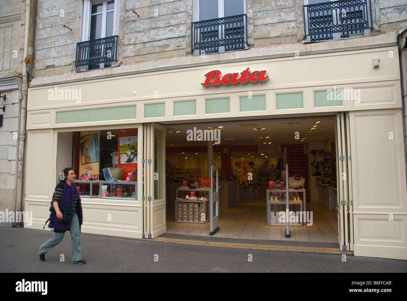 Bata Shoe shop Le Marais Quartiere centrale di Parigi Francia Europa Foto Stock