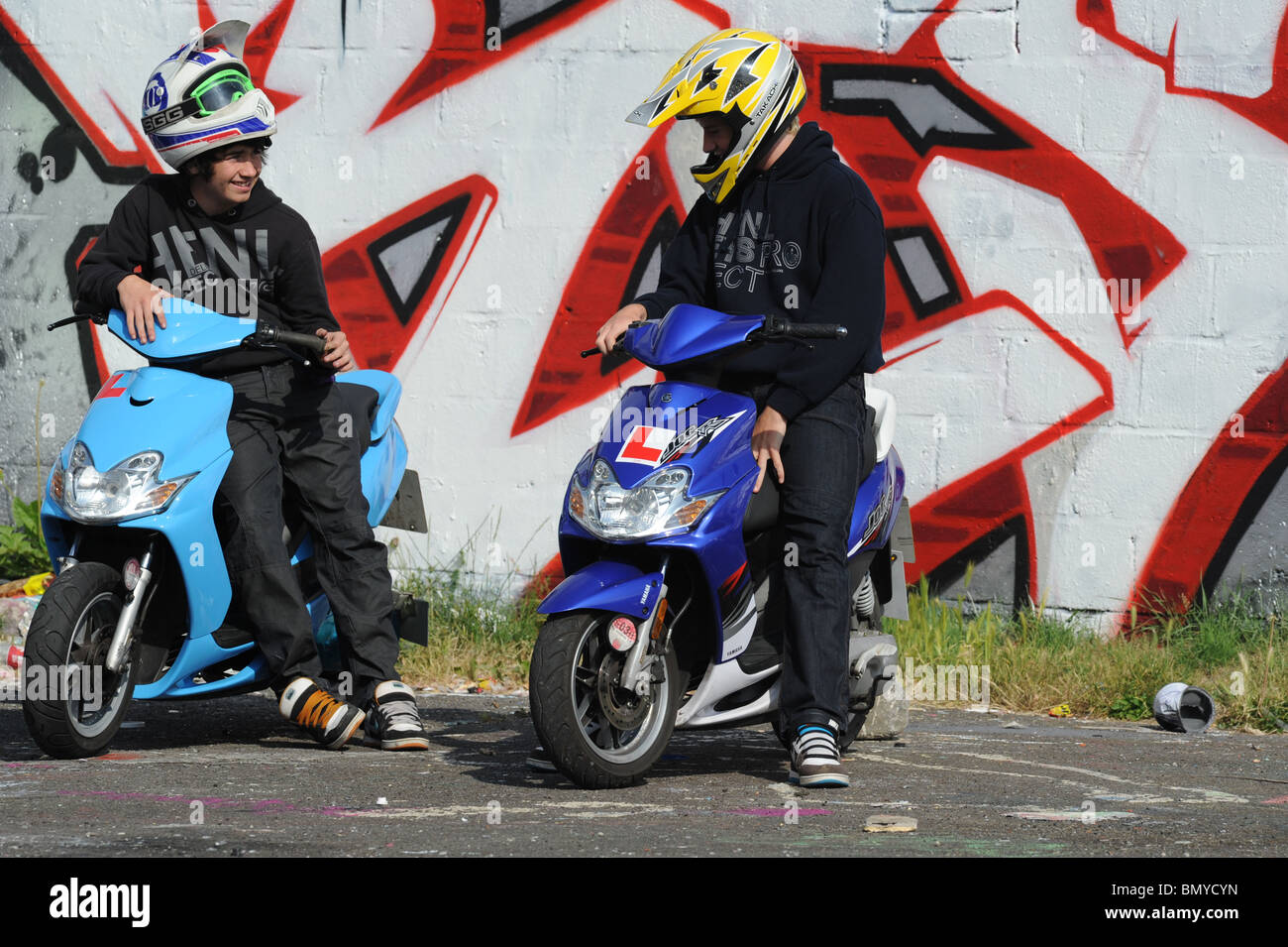 2 adolescenti con le loro biciclette la condivisione di uno scherzo Foto Stock