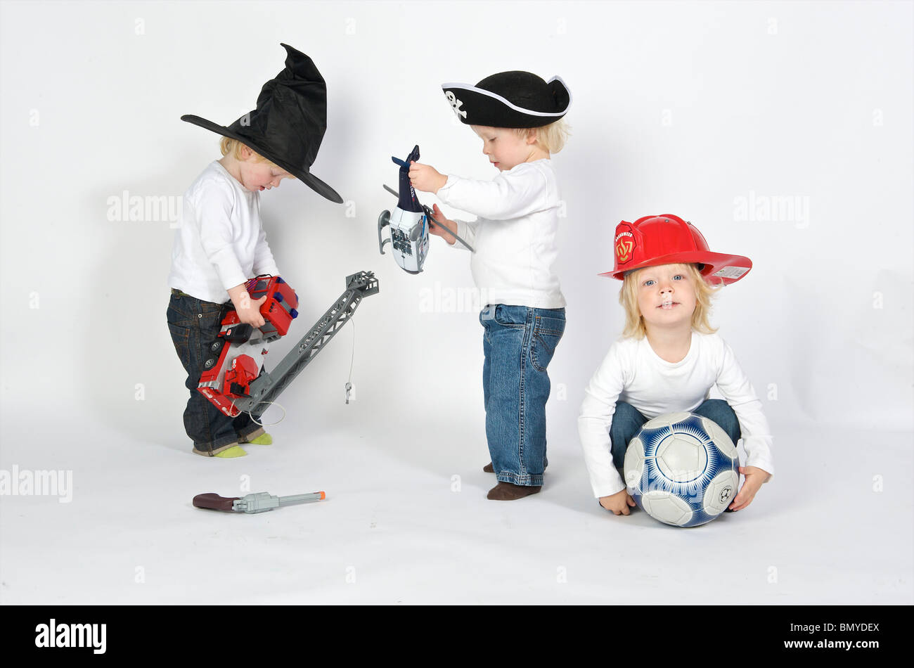 2-3 anni, 3-4 anni attivo età attività aeromobili biondo a sfera blu ragazzo caucasian bambini vestiti olandese Emotion Engine ethni Foto Stock