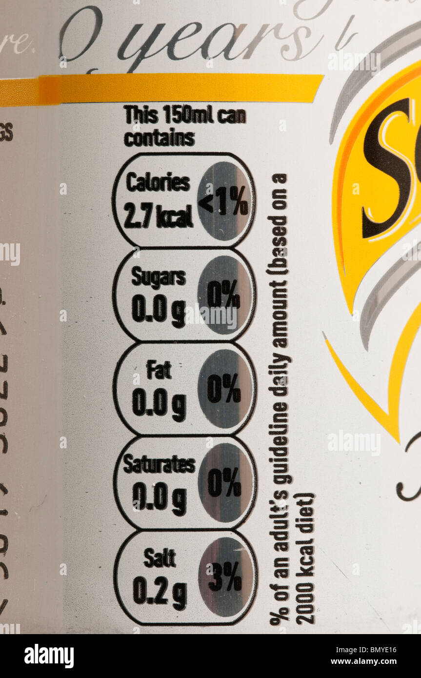 Informazioni nutrizionali sul lato di una lattina di Slimline acqua tonica Foto Stock